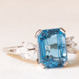 Ring aus 18-karätigem Weißgold mit blauem Topas (ca. 7 ct) und Diamanten im Marquise-Schliff (ca. 0.60 ctw), ca. 80er/90er Jahre.