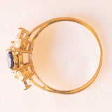 Anello vintage in oro giallo 14K con zaffiro (0.75ct ca.) e diamanti di taglio brillante e a goccia (0.50ctw ca.), anni ‘80