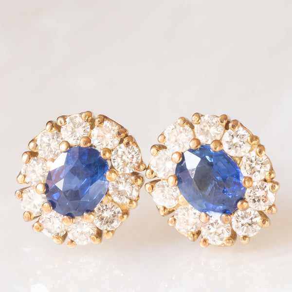 Orecchini a margherita vintage in oro giallo 14K con zaffiri (0.80ctw ca.) e diamanti di taglio brillante (0.60ctw ca.), anni ‘60/‘70