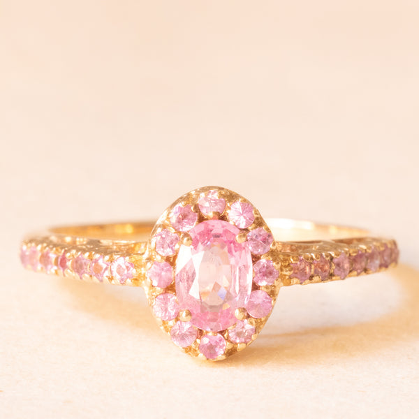 Anello vintage in oro giallo 9K con topazio rosa sintetico (0.50ct ca.) e con zaffiri rosa sintetici (0.40ctw ca.), anno 2004