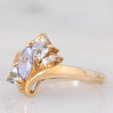 Anello bypass in oro giallo 9K con tanzaniti (0.91ctw ca.) e zaffiri bianchi