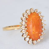 Anello a margherita vintage in oro giallo 14K con opale di fuoco sintetico e diamanti di taglio brillante (0.40ctw ca.), anni ‘80