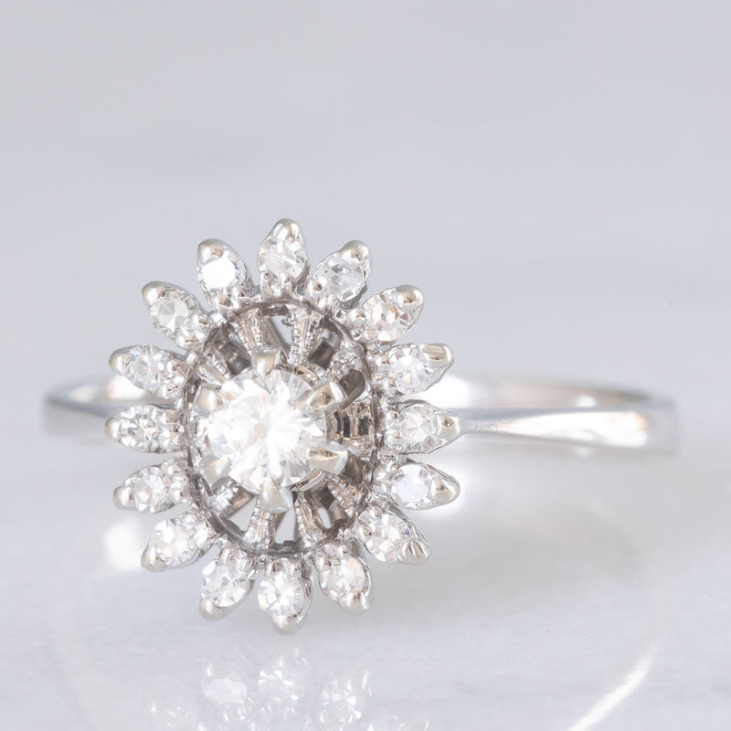 Anello a margherita in oro bianco 18K con diamanti (0.32ctw ca.), anni ‘70