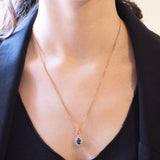 Gänseblümchen-Anhänger aus 18-karätigem Gelbgold mit Saphir (ca. 0.90 ct) und Diamanten im Brillantschliff (ca. 0.36 ctw), 70er Jahre