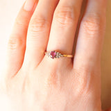Anello vintage in oro giallo 9K con rubino (0.26ct ca.) e diamanti (0.06ctw ca.), anno 1987