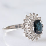 Anello a margherita vintage in oro bianco 14K con zaffiro (2ct ca.) e diamanti (0.54ctw ca.), anni ‘70/‘80