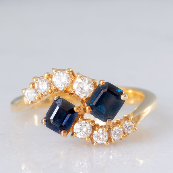 Toi et Moi francese vintage in oro giallo 18K con zaffiri di taglio smeraldo (0.80ct ca.) e diamanti di taglio brillante (0.20ct ca.), anni ‘70