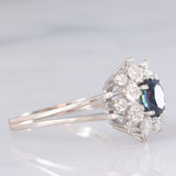 Anello a margherita vintage in oro bianco 18K con zaffiro (1.30ct ca.) e diamanti di taglio brillante (1.30ctw ca.), anni ‘70