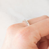 Anello a “V” in oro bianco 9K con diamanti di taglio tapered, anni ‘90