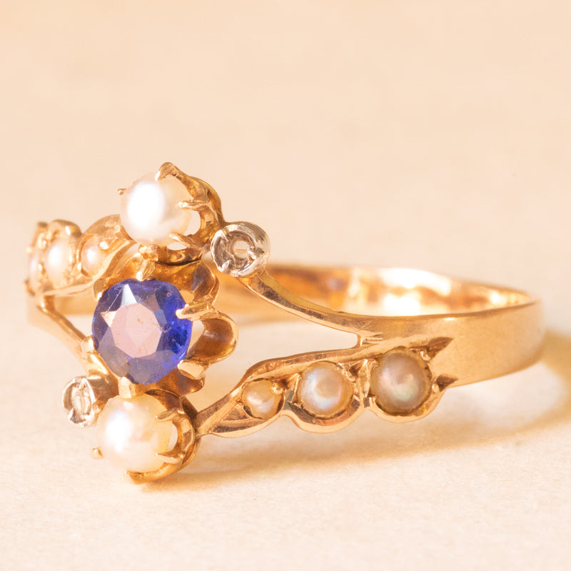 Anello Art Nouveau francese in oro giallo 18K con iolite (0.20ct ca.), diamanti di taglio rosetta e perline bianche, anni ‘10/‘20