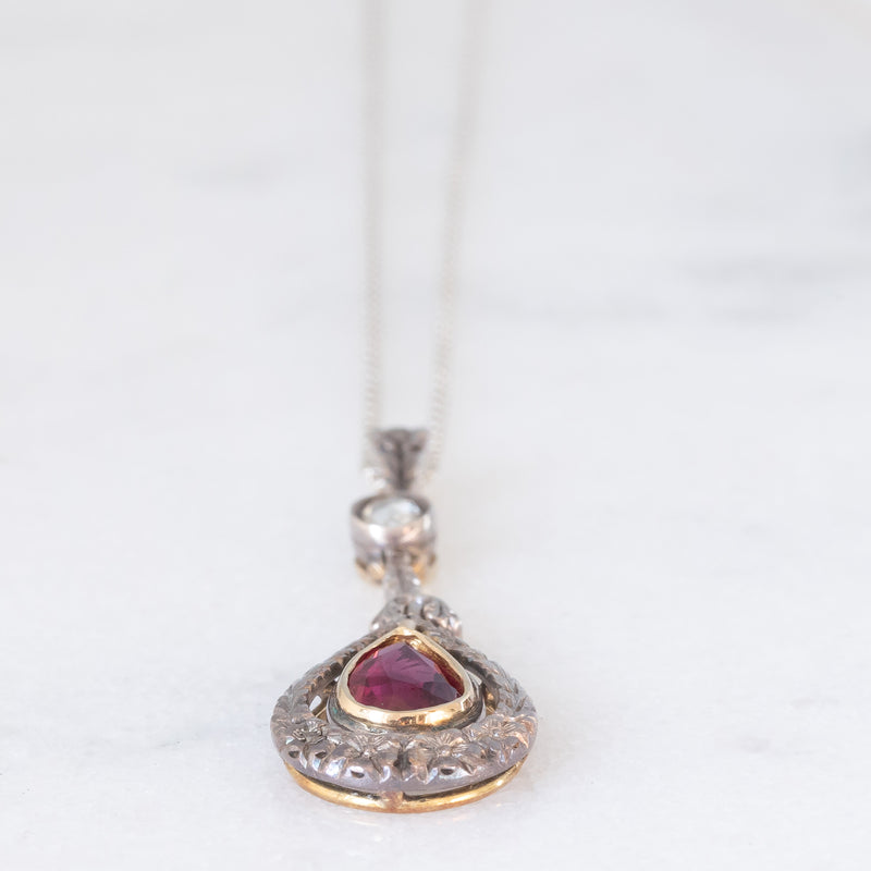 Collier vintage in stile antico con catenina in oro bianco 18K e con ciondolo in oro giallo 18K e argento con rubino (0.60ct ca.) e diamante di taglio rosetta (0.10ct ca.), anni ‘50/‘60