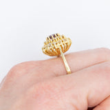 Anello a fiore vintage in oro giallo 14K con rubino (1ct ca.) e diamanti di taglio brillante (0.70ctw ca.), anni ‘70