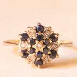 Anello a fiore vintage in oro giallo 9K con zaffiri (0.60ctw ca.) e diamanti (0.07ctw ca.)
