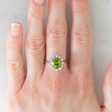 Anello a margherita vintage in oro bianco 14K con peridoto verde (2.60ct ca.) e diamanti di taglio brillante (0.36ctw ca.), anni ‘70/‘80