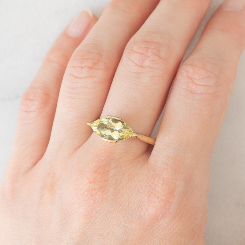 Anello da cocktail vintage in oro giallo 8K con quarzo citrino di taglio marquise (1.70ct ca.), anni ‘70/‘80