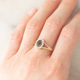 Anello a margherita in oro giallo 9K con zaffiro (0.60ct ca.) e diamanti (0.05ctw ca.), anni ‘70/‘80