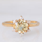 Anello “sole” in oro giallo 9K con apatite verde (1.19ct) e zaffiri bianchi