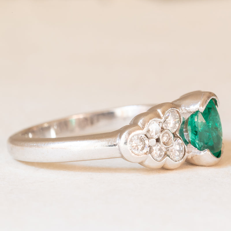 Anello vintage in oro bianco 18K con smeraldo (0.50ct ca.) e diamanti di taglio brillante (0.50ctw ca.)