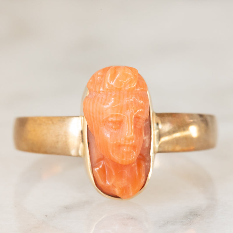 Anello vintage in oro giallo 8K con cammeo su corallo arancione rappresentante viso di donna, anni ‘40/‘50