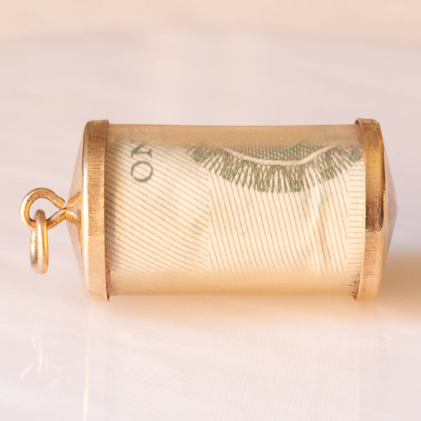 Ciondolo “emergency money” (soldi d’emergenza) vintage con cilindro in plastica e in oro giallo 9K con banconota da una sterlina, anno 1978
