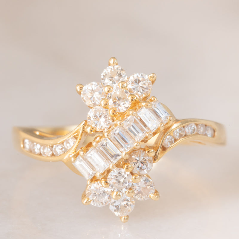 Anello vintage in oro giallo 14K con diamanti di taglio brillante e di taglio baguette (0.75ctw ca.), anni ‘70/‘80
