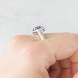 Anello a margherita vintage in oro bianco 18K con tanzanite (2.30ct ca.) e diamanti di taglio brillante (0.20ctw ca.), anno ‘70/‘80