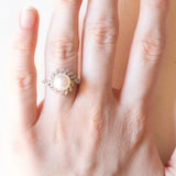 Vintage-Gänseblümchen-Ring aus 18 Karat Weißgold mit weißen Perlen und Diamanten (ca. 0.18 ctw), 70er Jahre