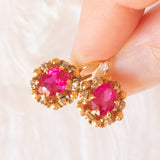 Vintage Gänseblümchen-Ohrringe aus 18 Karat Gelbgold mit synthetischen Rubinen (ca. 2 ctw) und Diamanten im Rosettenschliff (ca. 0.06 ctw), 50er Jahre
