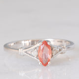 Trilogy vintage in oro bianco 14K con topazio arancione (0.34ct ca.) e diamanti di taglio brillante (0.02ctw ca.), anni ‘80/‘90