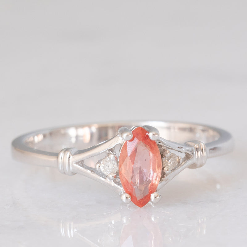 Trilogy vintage in oro bianco 14K con topazio arancione (0.34ct ca.) e diamanti di taglio brillante (0.02ctw ca.), anni ‘80/‘90
