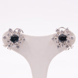 Orecchini a fiocco di neve vintage in oro bianco 18K con zaffiri (2.60ctw ca.) e diamanti di taglio brillante (1.20ctw ca.), anni ‘70/‘80