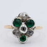 Anello a fiore antico in oro giallo 14K e argento con diamanti di taglio rosetta e paste di vetro verde, fine ‘800