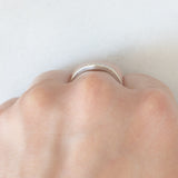 Anello a “V” vintage in oro bianco 9K con diamanti (0.10ctw ca.)