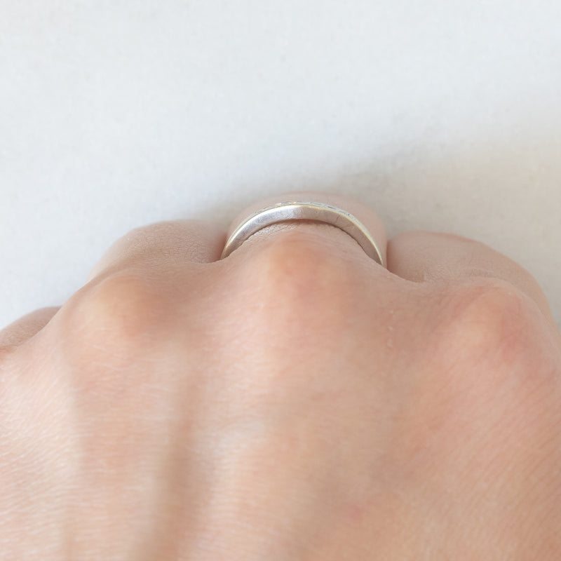 Anello a “V” vintage in oro bianco 9K con diamanti (0.10ctw ca.)