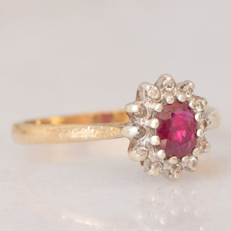 Anello a margherita vintage in oro giallo 9K con rubino (0.35ct ca.) e diamanti (0.06ctw ca.), anno 1984