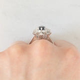 Anello a margherita vintage in oro bianco 18K con zaffiro (1.30ct ca.) e diamanti di taglio brillante (1.30ctw ca.), anni ‘70