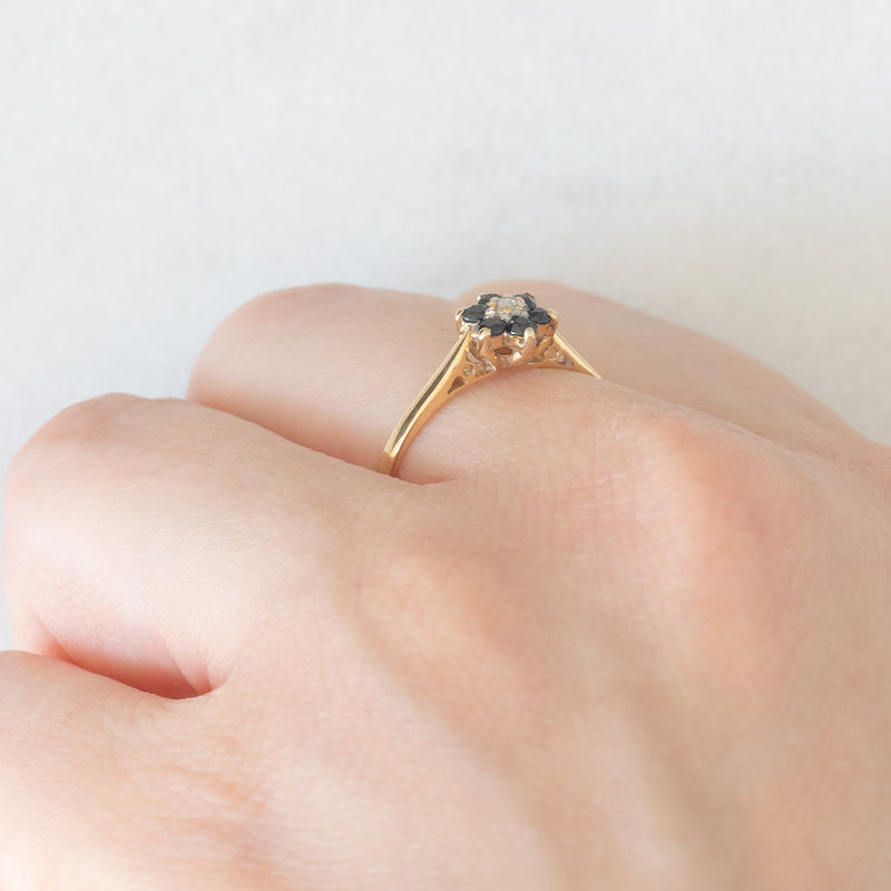 Anello a fiore vintage in oro giallo 9K con zaffiri (0.24ctw ca.) e diamante, anno 1984