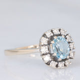 Anello a margherita vintage in oro bianco 14K con acquamarina (0.70ct ca.) e diamanti di taglio brillante (0.24ctw ca.), anni ‘70