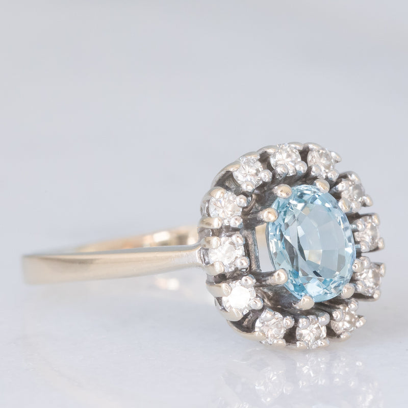 Anello a margherita vintage in oro bianco 14K con acquamarina (0.70ct ca.) e diamanti di taglio brillante (0.24ctw ca.), anni ‘70