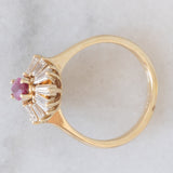 Anello ballerina vintage in oro giallo 14K con rubino (0.40ct ca.) e diamanti di taglio tapered (1ctw ca.), anni ‘70/‘80