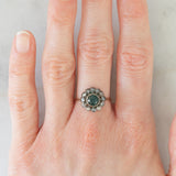 Anillo antiguo de oro amarillo de 14 quilates y plata con margaritas, topacio azul (aprox. 0.40 ct) y diamantes talla rosa (aprox. 0.22 ct), principios del siglo XX.