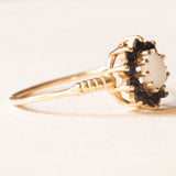 Vintage-Gänseblümchenring aus 9-karätigem Gelbgold mit Opal (ca. 0.22 ct) und Saphiren (ca. 0.30 ctw), Jahr 1986