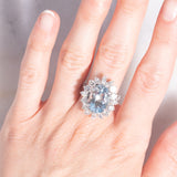 Anello a margherita vintage in oro bianco 8K con acquamarina (5.18ct ca.) e diamanti di taglio brillante e di taglio marquise (2.50ctw ca.), anni ‘70/‘80