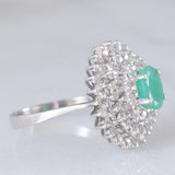 Vintage-Gänseblümchenring aus 14-karätigem Weißgold mit Smaragd (ca. 0.50 ct) und Diamanten (ca. 0.44 ctw), 80er/90er Jahre