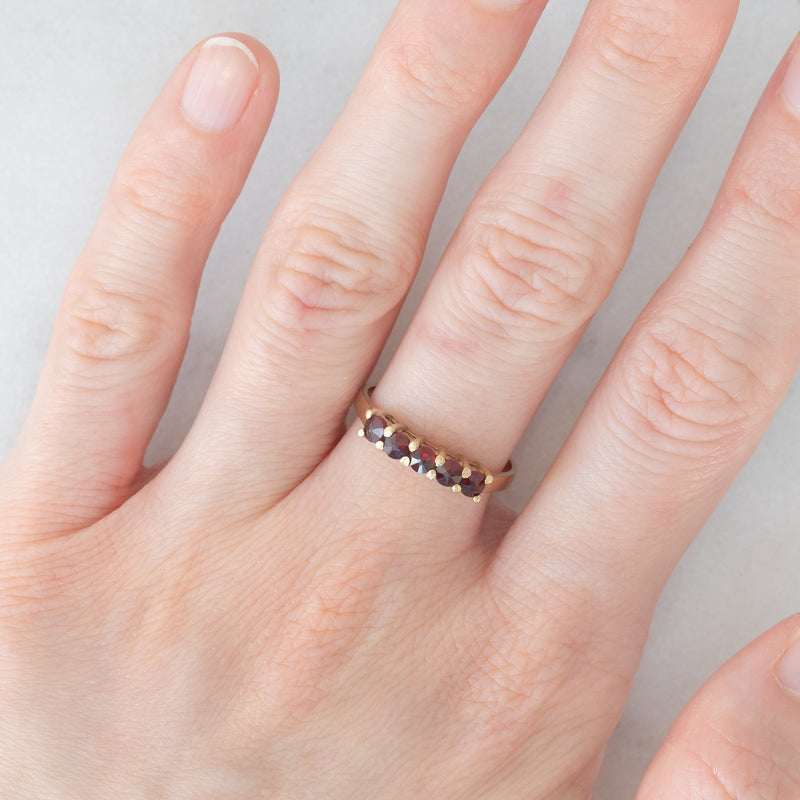 Veretta vintage in oro giallo 9K con granati (0.50ctw ca.), anni ‘70