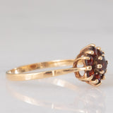 Bague fleur vintage en or jaune 9 carats avec grenats (environ 0.70 ct au total), 1977