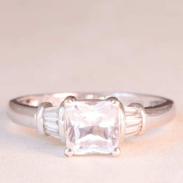 Anello vintage in oro bianco 9K con kunzite (1.20ct ca.) e diamanti di taglio tapered, anno 2005