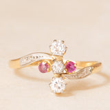 🌷 Jugendstil-Doppeltrilogie aus 18 Karat Gelbgold und Platin mit synthetischen Rubinen (ca. 0.25 ctw) und alten Diamanten im europäischen Schliff (ca. 0.35 ctw), 20er Jahre