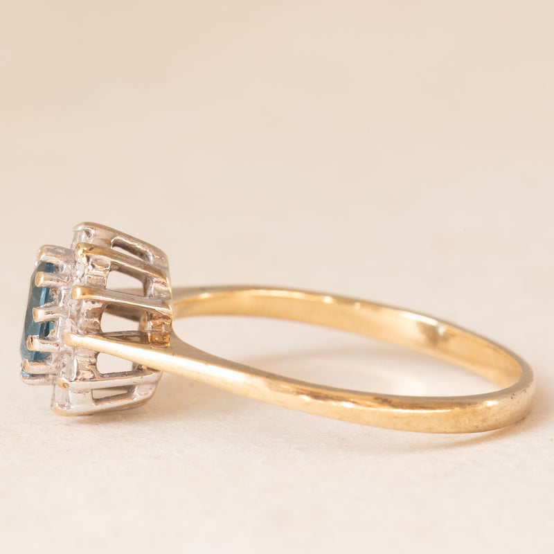 Anello a margherita vintage in oro giallo e bianco 9K con topazio azzurro (0.40ct ca.) e diamanti (0.12ctw ca.), anni ‘90