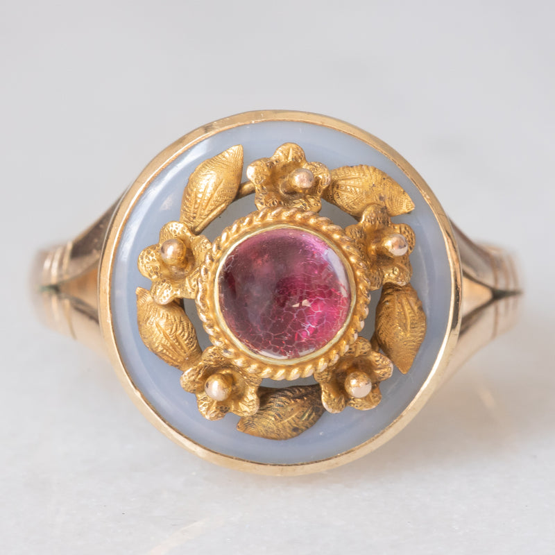 Anello antico in oro giallo 8K con calcedonio azzurro e tormalina rosa, primi del ‘900